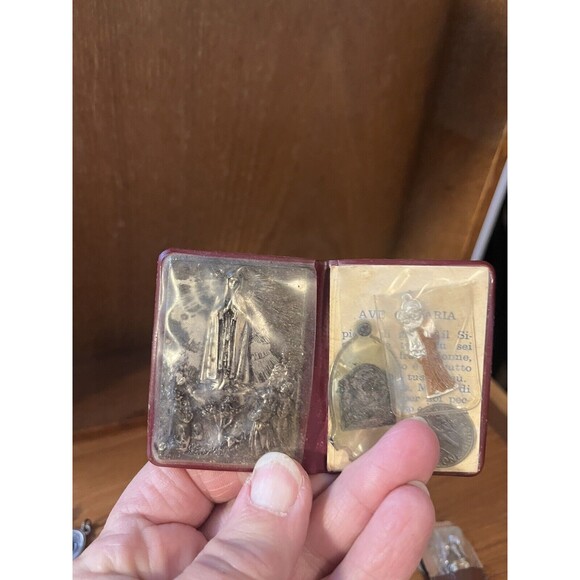 ASSORTED VINTAGE CHRISTIAN MEDALLIONS, CROSSES KEY CHAINS BROCHURES ESTATE - Picture 10 of 12